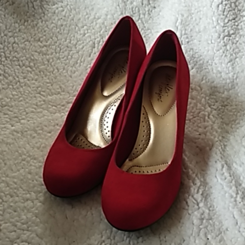 Red pumps